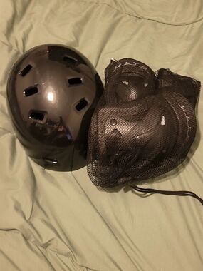 Helmet and New Protective Pads Set (Knee And Wrist Pads) Skateboard, Bike Inline